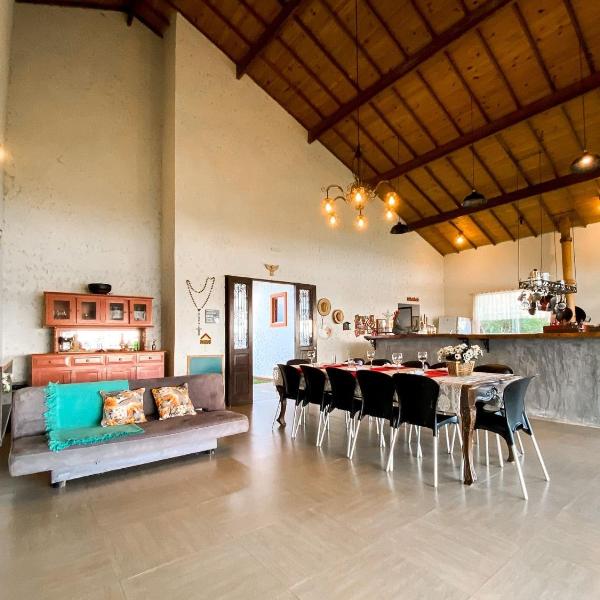Casa em ponto turístico de Carrancas, com PISCINA, VISTA de Cinema, 3 Suítes, cozinha EQUIPADA, NATUREZA exuberante, acesso à represa - Foto 5