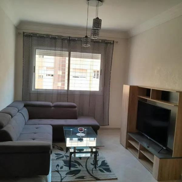 Bel appartement meublé à Temara 10 minutes de la plage et 15 minutes du stade Prince Moulay Abdellah, hotel in Oulad Kerroum