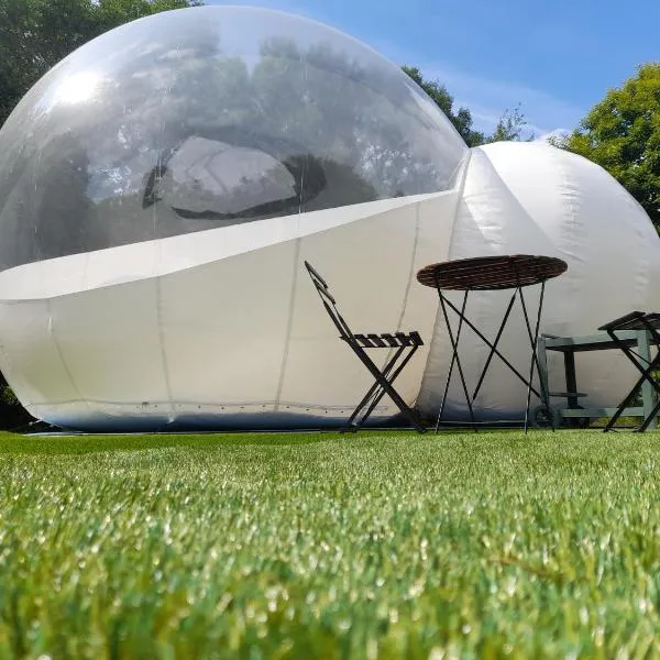 Nuit insolite dans une bulle avec jacuzzi privatif, hotel in Montfiquet