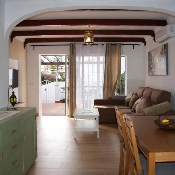 House w shared pool, perfect for small families, hotel v destinaci Fuengirola
