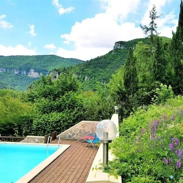 Les GARGOUILLES Gorges du Tarn - Millau, hotel in Novis