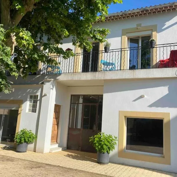 Location appartement 1 chambre et dépendance en sus dans un mas provençal au coeur du luberon โรงแรมในกาวายง