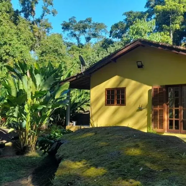 Casa com chalé agregado e cachoeira nos fundos