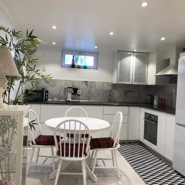 NYRENOVERAD BOSTAD med egen ingång & nära havet, hotel v destinaci Sölvesborg