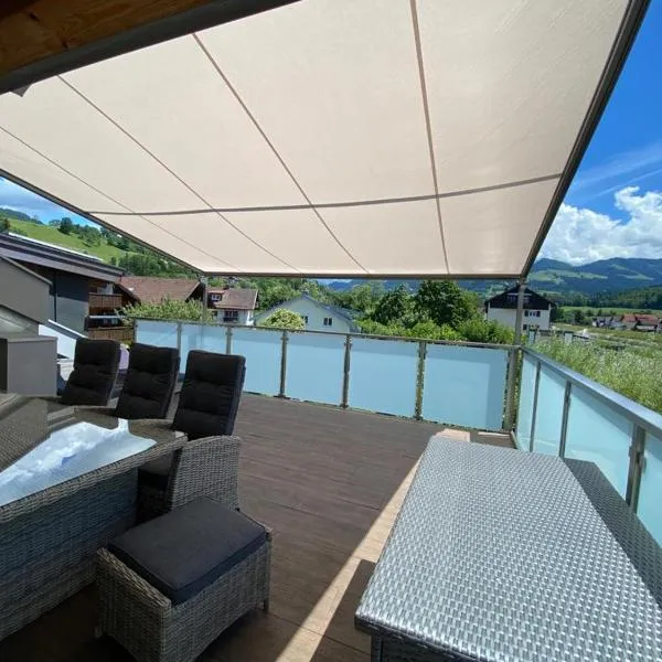 Berg Fux - 200qm großes Haus mit eigener Dachterrasse - Bergpanorama - Weber Gas Grill, hotelli kohteessa Sonthofen