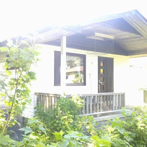 Backyard Cabin With Veranda By Kemi River In Keminmaa, hotel v destinaci Kemi