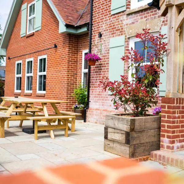 ウッドフォールズ イン（Woodfalls Inn）、Redlynchのホテル