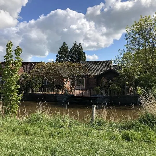 Haus "Am Kanal", hotel in Krummhörn