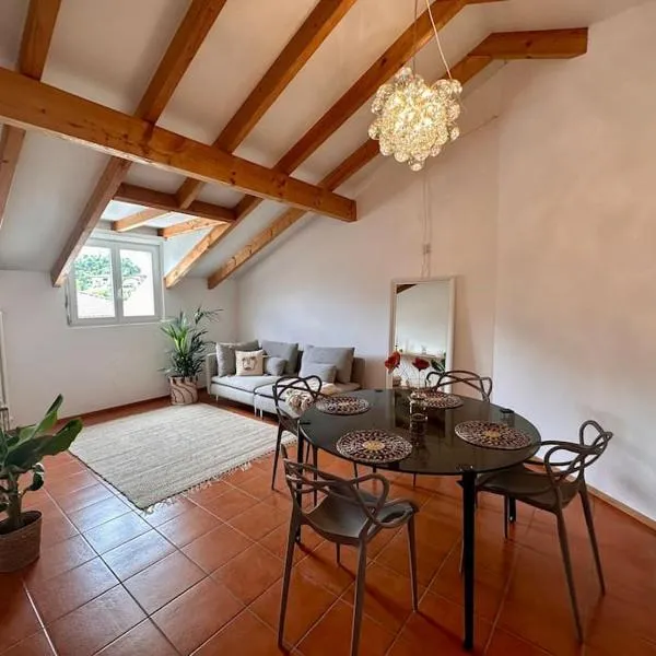 Cozy Ascona: attico mansardato, hotel v destinaci Ascona