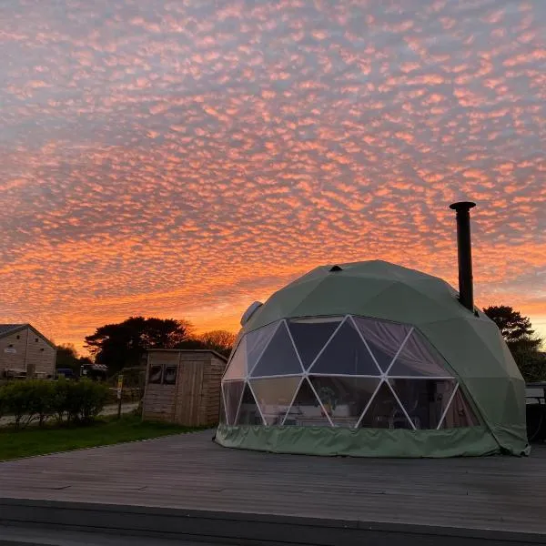 Glamping Dome Elysian Fields、ヘルストンのホテル