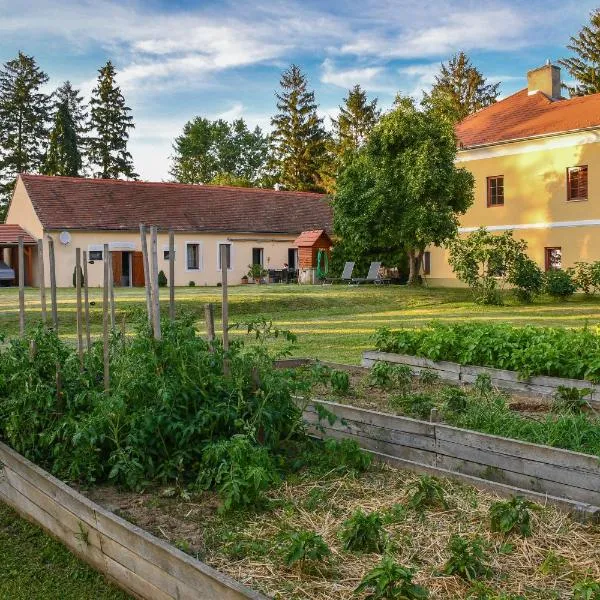 Oreg Parokia Guesthause, hotel in Zsennye