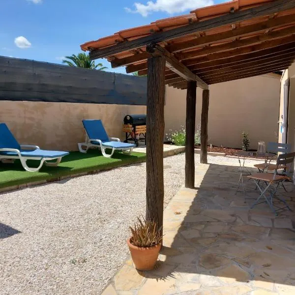 Studio indépendant dans villa, hotel v destinaci Néffiès