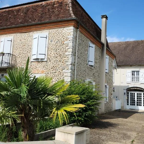 "L'OSTAU", GRAND APPARTEMENT 84 m2 AVEC JARDIN, PISCINE, SALLE DE SPORT, hotel in Rivehaute