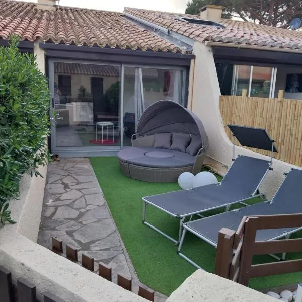 CHARMANTE VILLA HELIOVILLAGE CAMP NATURISTE, hôtel au Cap d'Agde