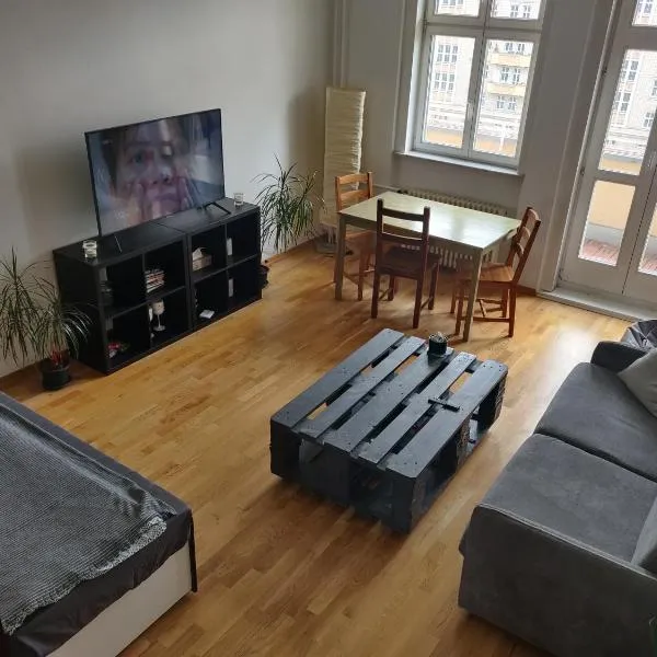 Zwei Charmante Privatzimmer mit Wohnbereich in zentraler Berliner Wohnung, Hotel in Berlin