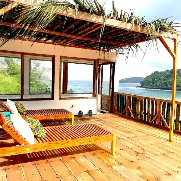 Infinity-house with roof terrace and direct access to the beach, hotel v destinaci SantʼAna