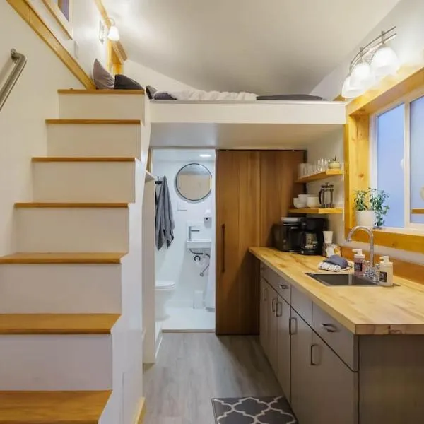 #StayInMyDistrict Overlook Backyard Tiny Suite, hotel in Portland