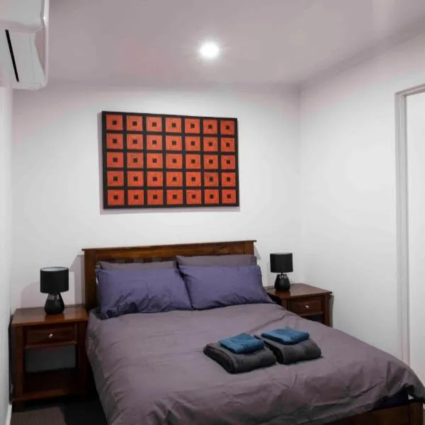 4 Bedrooms, 2 Bathrooms in Alice Springs, hotel v destinaci Alice Springs