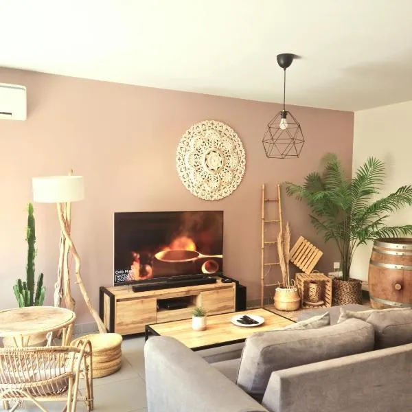 AppartCosy Emplacement Idéal avec Terrasse & Parking Privé, hotel v destinaci Nîmes