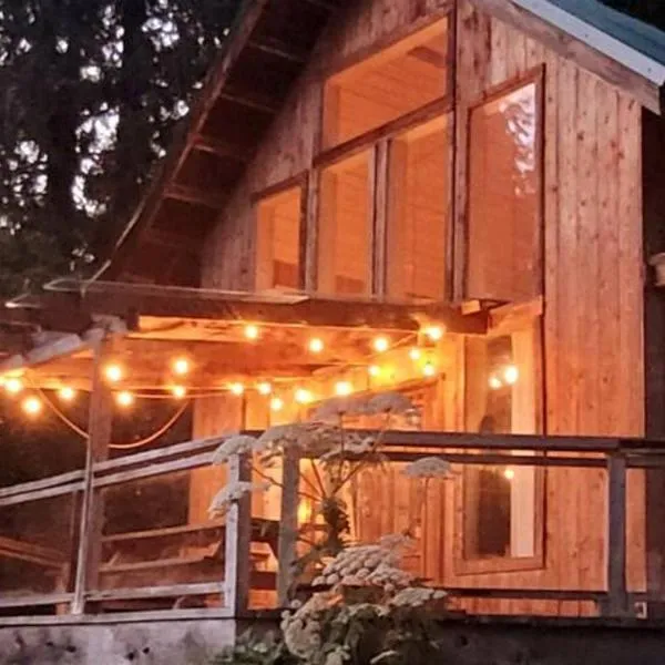Ocean Views & Sunset Beach Cabin with soaker tub & fire pit, hotel di Savary Island