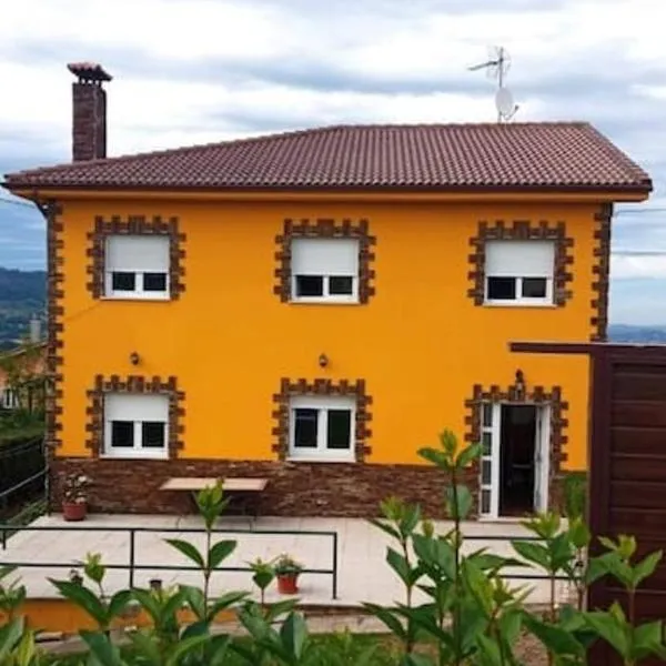 Casa con finca en Oviedo El Casero, hotel in Oviedo