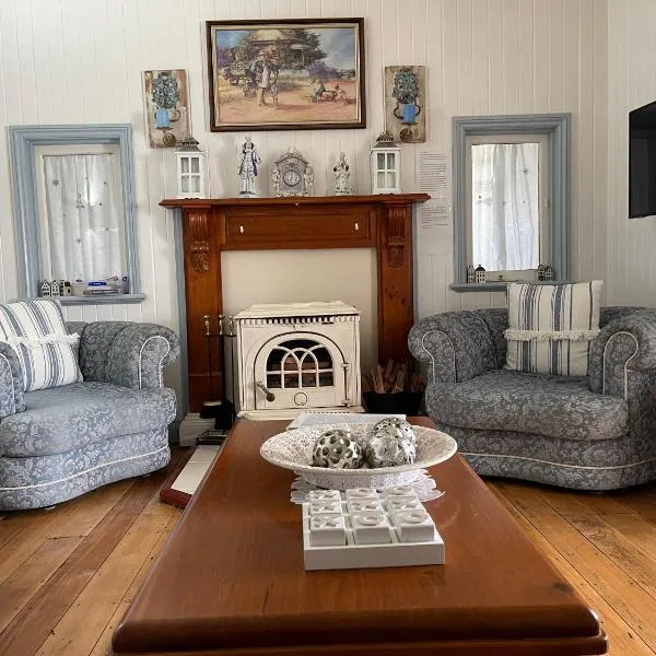 Cherry Blossom Cottage-with country charm and spa, hotel v destinaci Stanthorpe