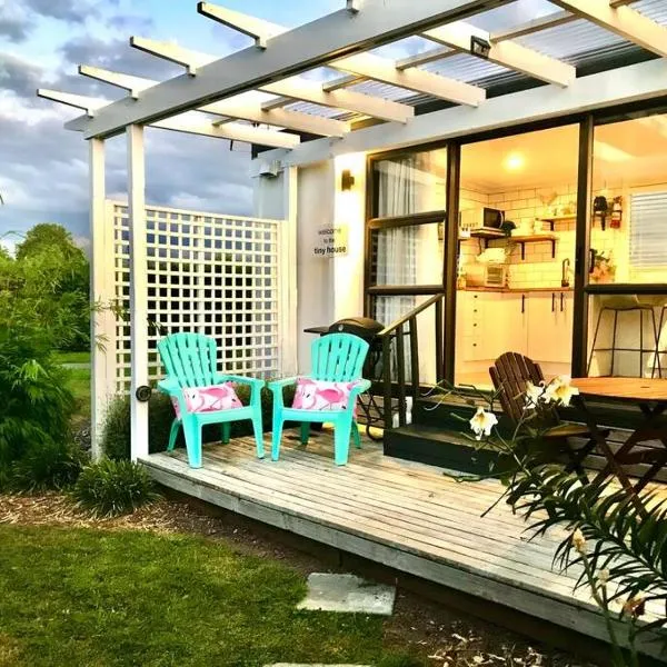 Rustling Oaks NZ Tropical Tiny House, hotel sa Tamahere