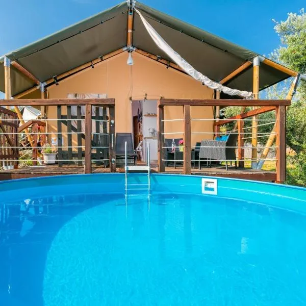 Prima insula glamping, hotel v destinaci Brusići