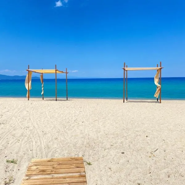 Seafront Oasis Beach Houses, hotel in Ierissos