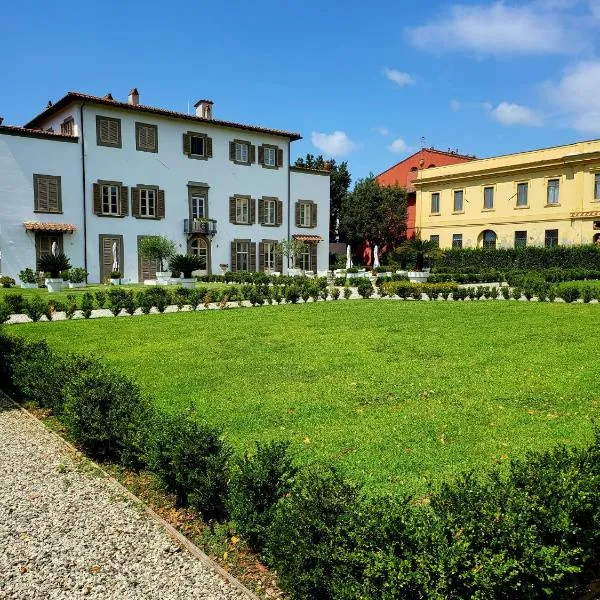 LA VILLA APARTMENTS - Convenient for Sardinia and Corsica - 4 beds - Private Parking included with Camera, hotel v destinaci Livorno