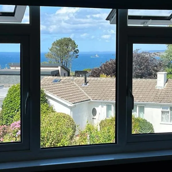 Godrevy Lighthouse View, St Ives, free parking near beach, hotel in Carbis Bay
