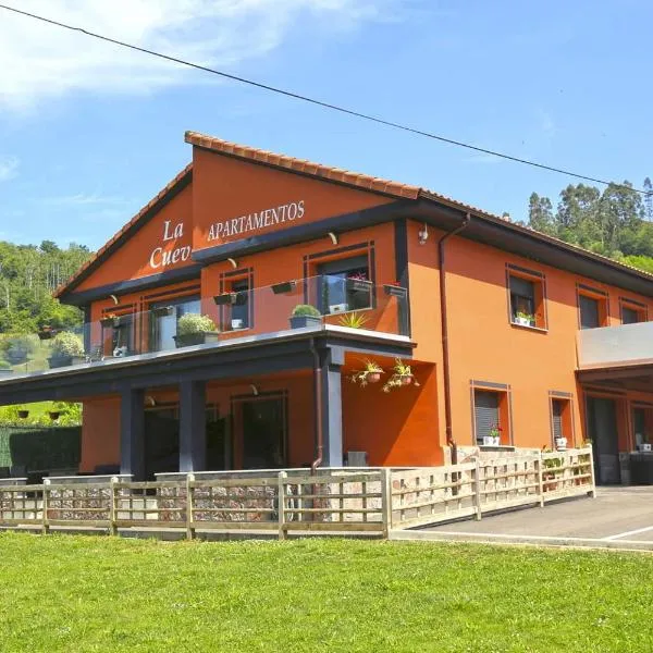 Apartamentos La Cueva - Onis, hotel Avínban