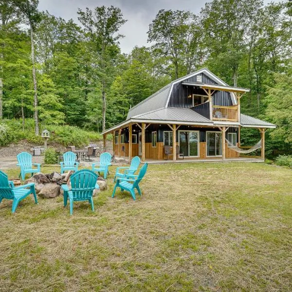 Secluded Marathon Hideaway w/ Fire Pit + Views!, hotel din Marathon