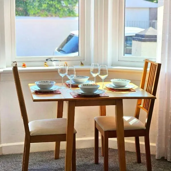 Parkside 2 bedrooms appartment with encolsed garden, hotell i Largs