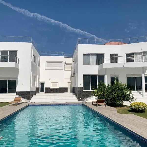 Appartement Luxueux En Résidence vu sur mer à 50 mètres de la plage, hotel in Sali Tap