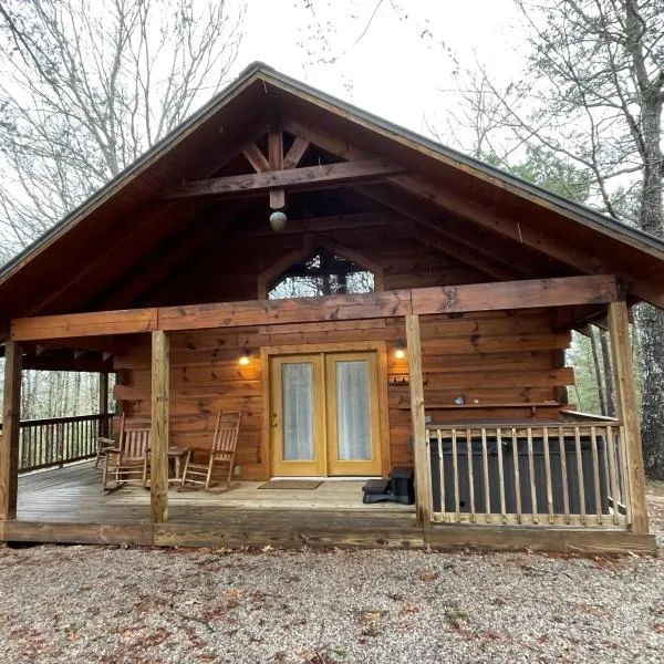 Romantic Laurel Wood Home with Private Hot Tub, Hotel in Tellico Plains