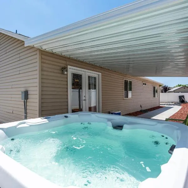 Fully Stocked Home with Hot Tub and Private Yard, hotel in Ogden