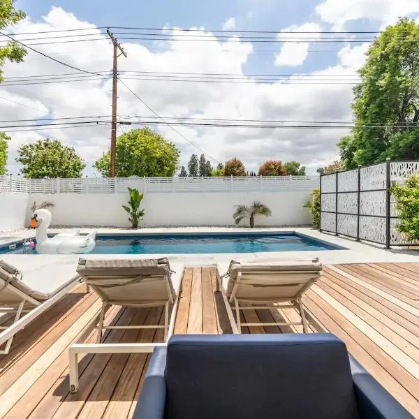 New luxury entertaining house with Pool Spa Sauna Tesla charger Pets, hotel in Los Angeles