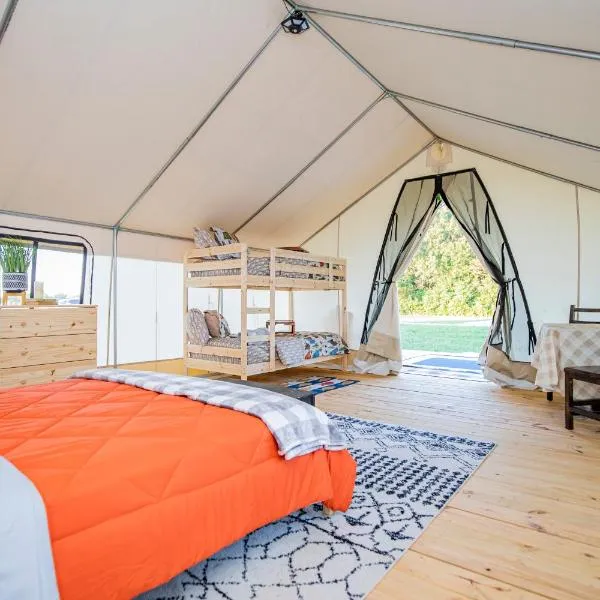 Roaring River Luxury Glamping #3, hotel v destinaci Cassville