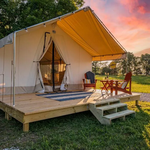 Roaring River Luxury Glamping #5, hotel v destinaci Cassville