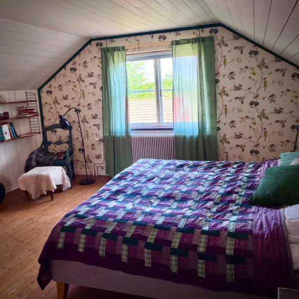 Trevligt rum för två personer med eget badrum, hotell sihtkohas Kivik