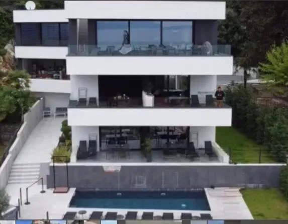Aparthotel Villa V with heated pool, hotel v destinaci Rijeka