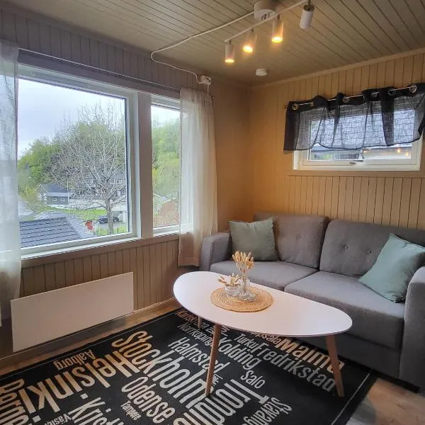 Koselig studioleilighet i Svolvær - Lofoten ved Svolværgeita, Djevelporten, hotel in Svolvær