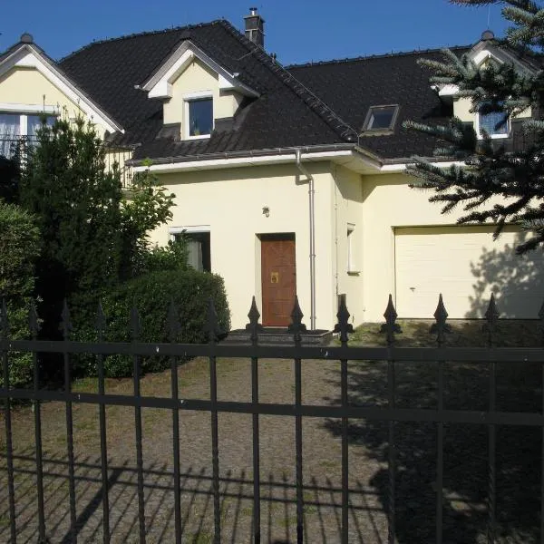 Spacious Family House/ 5 bedrooms/ 12km to Opole, hotel sa Kolanowice