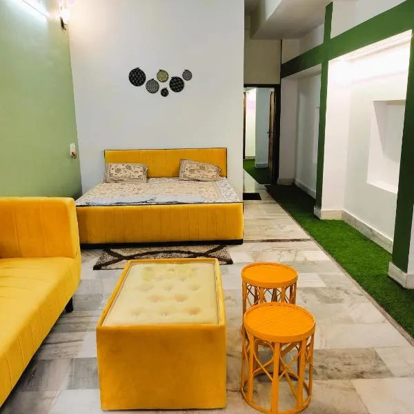 Yellow Homestay - Modern 2BHK AC stay, hotel in Bherāghāt