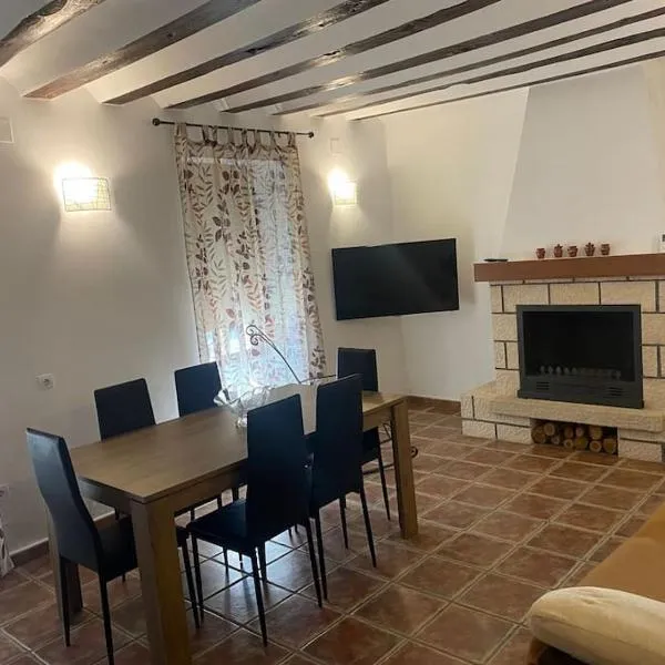 Agradable casa con chimenea interior y barbacoa., hotel Graja de Iniestában