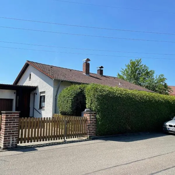 Bungalow in ruhiger Siedlung mit Terrasse und Stellplatz, hotel i Landshut