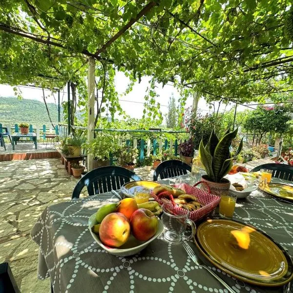 Boungainvillea, Hotel in Himarë