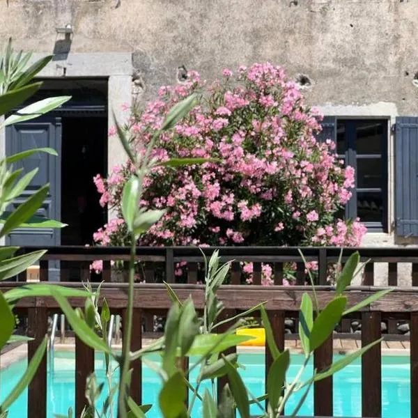 Appartement dans maison Chomérac, hotel en Saint Martin sur Lavezon