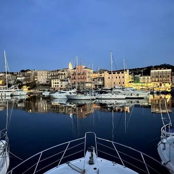 Bateau Vedette 14 mètres – hotel w mieście Propriano